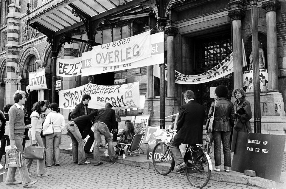 Bezetters voor de gesloten ingang met spandoeken, o.a. STOP wanbeheer van CRM,, Bestanddeelnr 930-3316