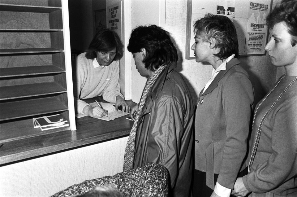 Bewoners in de rij bij het Deens consulaat, Bestanddeelnr 933-5973