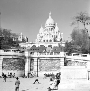 Bezoekers aan de voet van de Basilique du Sacré-Coeur, Bestanddeelnr 254-0603