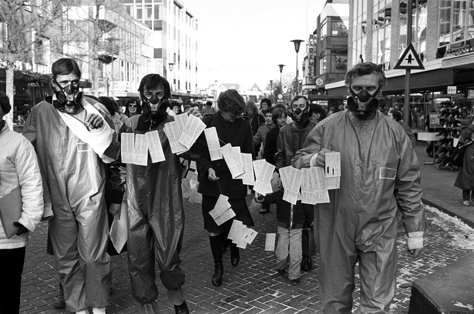 Bewoners Gifwijk De Staart in Dordrecht brengen girokaarten en heffingen terug, Bestanddeelnr 931-9118
