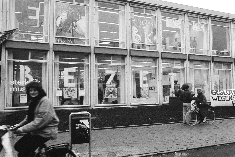 Bezette vleugel van het Stedelijk Museum, Bestanddeelnr 932-8021