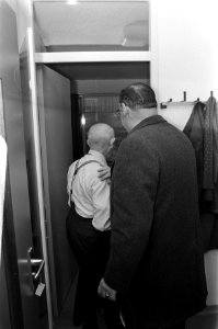 Bewoners van bejaardentehuis in Roeterstraat verhuizen na Flevohuis Amsterdam, Bestanddeelnr 925-2213