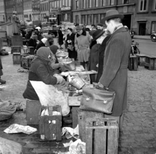 Bezoekers bekijken de koopwaar op de vismarkt in Kopenhagen op de achtergrond he, Bestanddeelnr 252-8834 photo