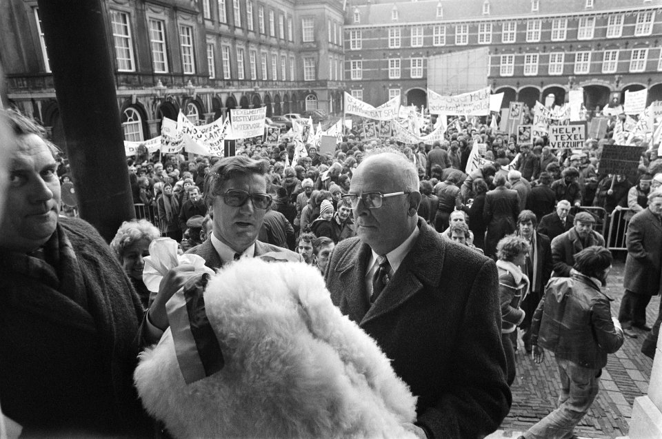 Bewoners Texel demonstreren in Den Haag voor verhoging dijken minister Westerte, Bestanddeelnr 928-3836