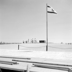 Bezoekers bij een grafmonument, op de voorgrond wappert de vlag van Israël, Bestanddeelnr 255-2434