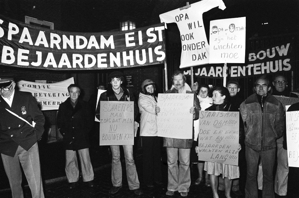 Bewoners Spaandammerbuurt demonstreren voor voor stadhuis (Amsterdam), Bestanddeelnr 928-9269