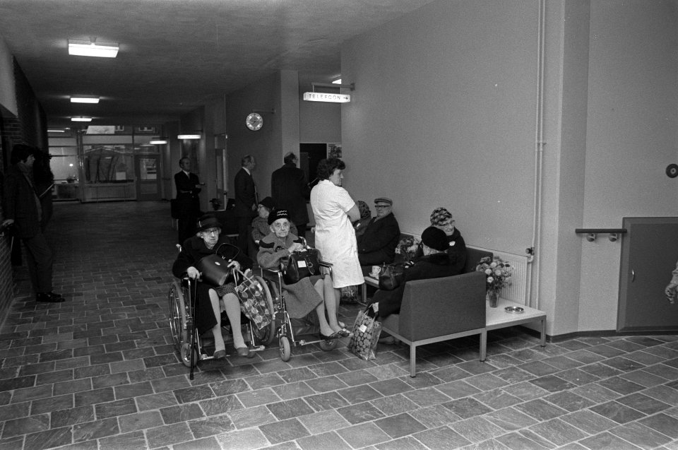 Bewoners van bejaardentehuis in Roeterstraat verhuizen na Flevohuis Amsterdam, Bestanddeelnr 925-2217