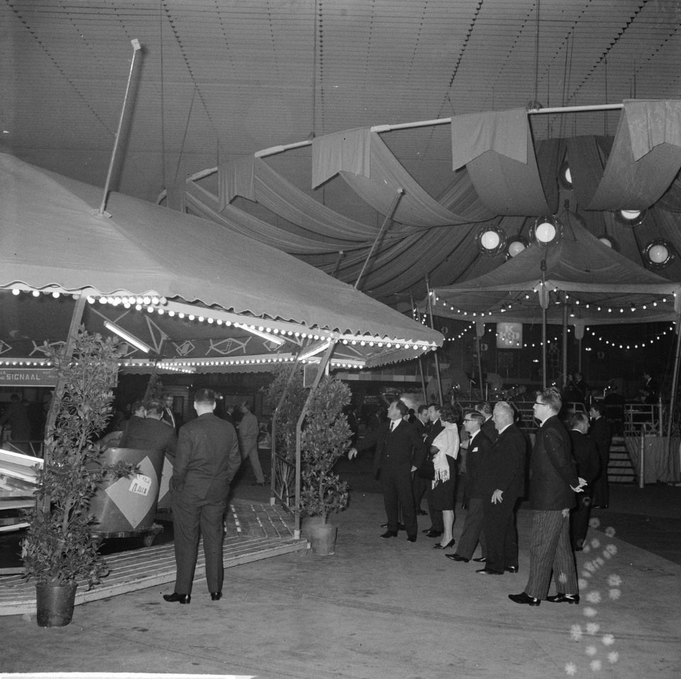 Bezoekers bij het bekijken van de kermis die is opgesteld in de hallen van de RA, Bestanddeelnr 918-4788