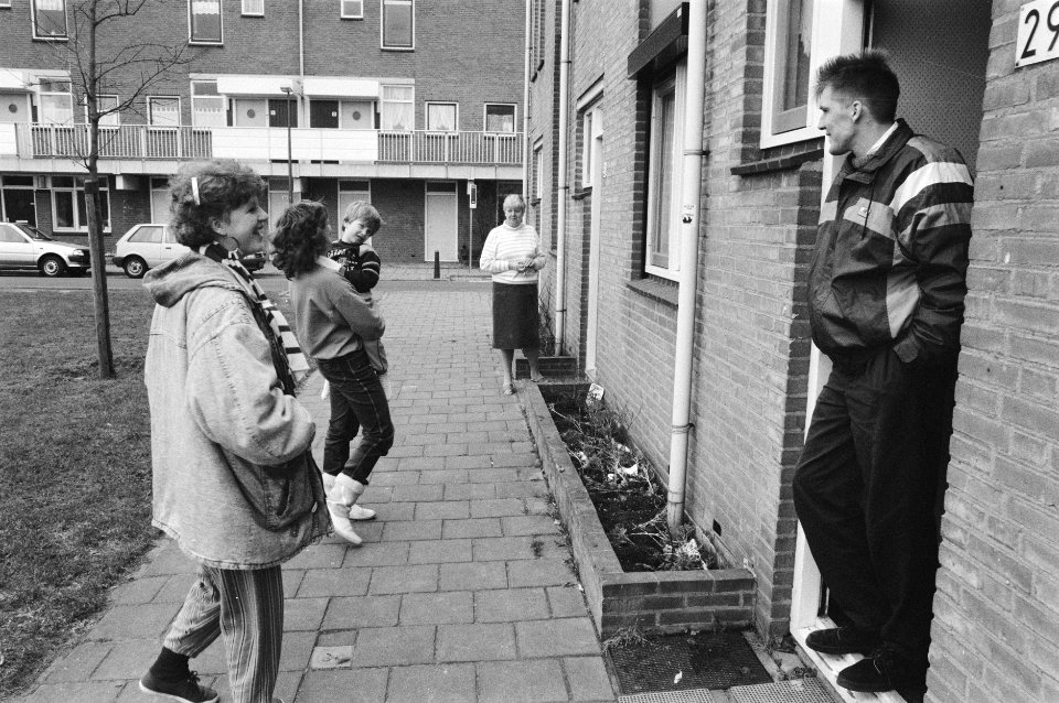 Bewoners in gesprek met elkaar, Bestanddeelnr 934-4044