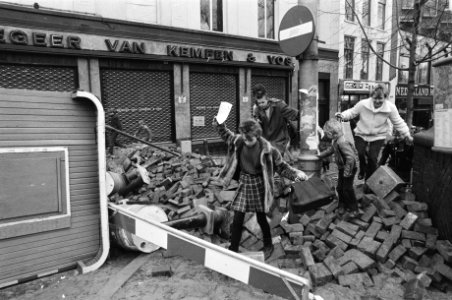 Bewoners klauteren over de barricades rond het kraakpand Prinsengracht in Amster, Bestanddeelnr 931-3074