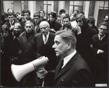 Bezoeken, universiteiten, studenten, gesprekken, ministers, Veringa, Gerard, Bestanddeelnr 092-0795