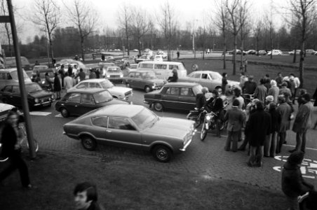 Bewoners Burgemeester Hogguerstraat in Amsterdam houden verkeer tegen uit protest tegen verkeersoverlast, Bestanddeelnr 926-2145