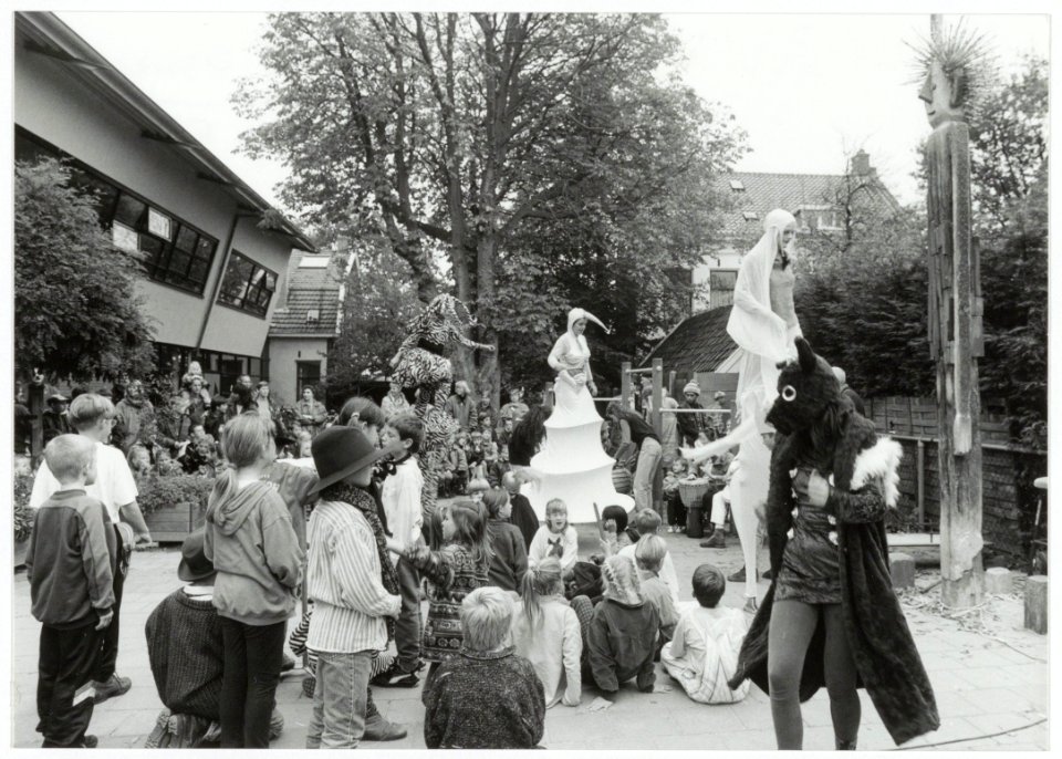 Bewoners van het kunstenaarsdorp Ruigoord bieden een beeld aan van de zoon van Klaas van Kieten ( de reus van Spaarndam) aan de kinderen van de Spaarneschool. NL-HlmNHA 54036480