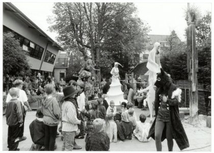 Bewoners van het kunstenaarsdorp Ruigoord bieden een beeld aan van de zoon van Klaas van Kieten ( de reus van Spaarndam) aan de kinderen van de Spaarneschool. NL-HlmNHA 54036480