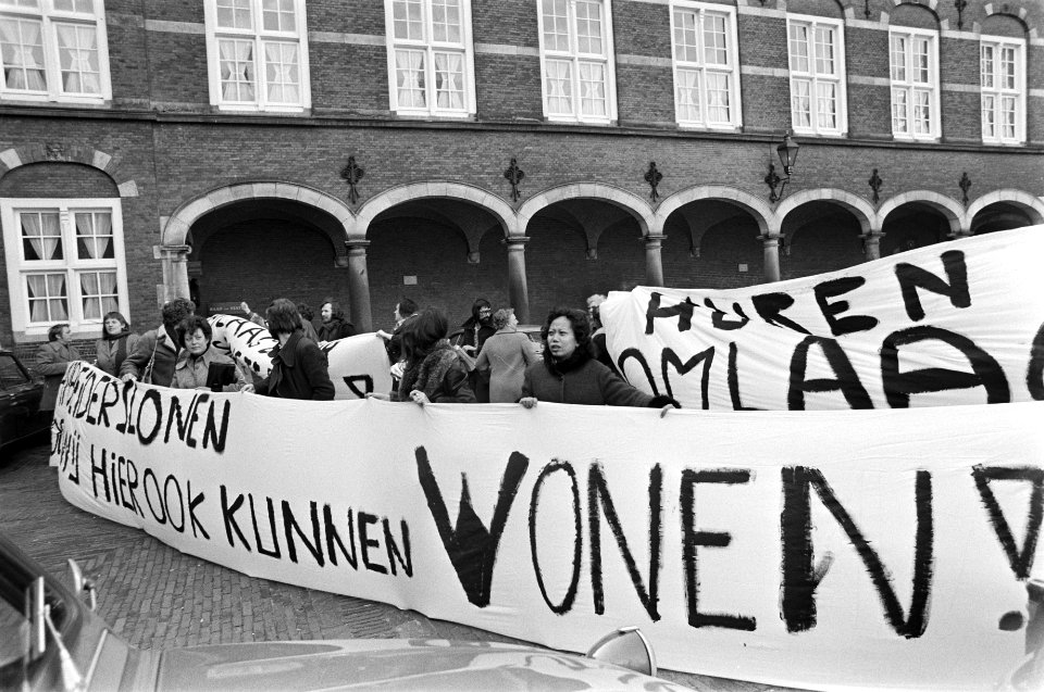 Bewoners Vorstelijke Eilanden in Amsterdam demonstreren tegen hoge huren op Binn, Bestanddeelnr 927-7786