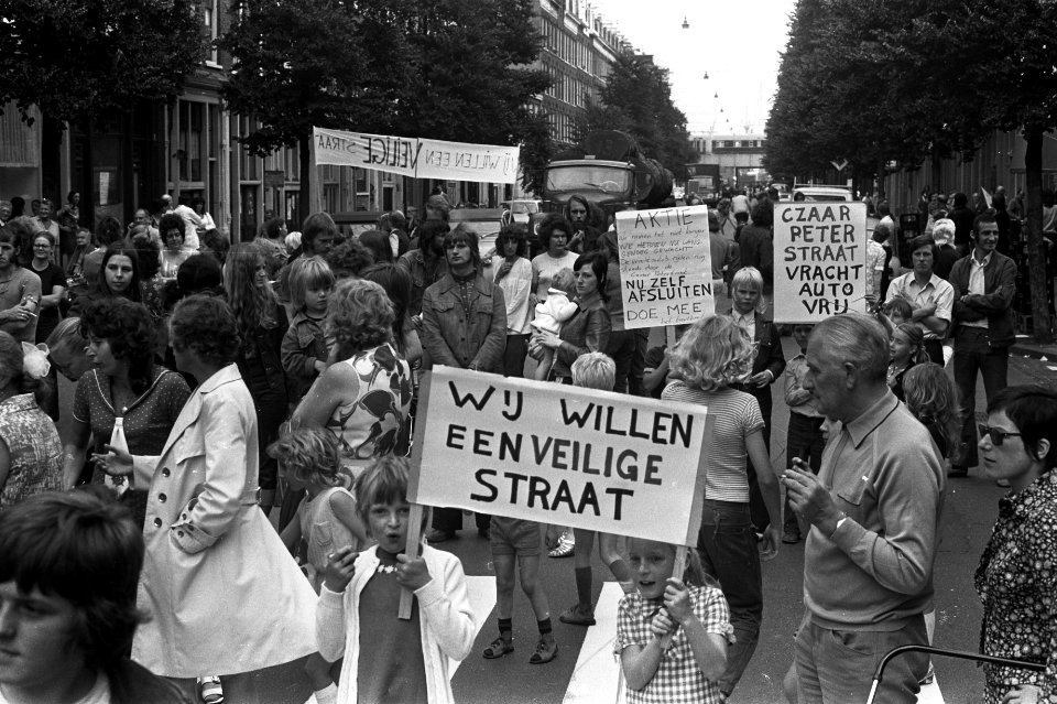 Bewoners van Czaar Peterstraat protesteren tegen verkeer in hun straat, bewoners, Bestanddeelnr 925-8065