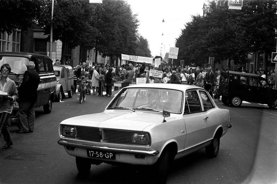 Bewoners van Czaar Peterstraat protesteren tegen verkeer in hun straat, Bestanddeelnr 925-8068