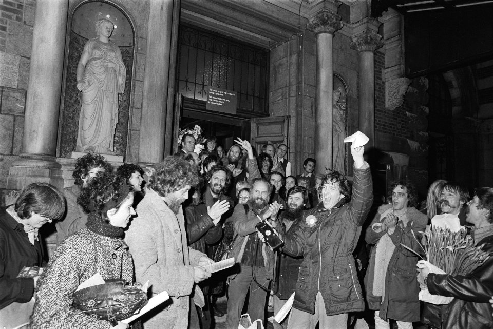 Bezettende kunstenaars beeindigen bezetting Nachtwachtzaal en Rijksmuseum kunst, Bestanddeelnr 932-8195