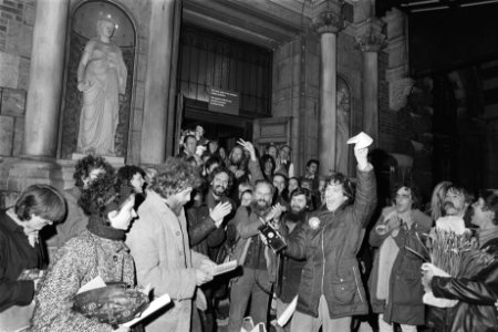 Bezettende kunstenaars beeindigen bezetting Nachtwachtzaal en Rijksmuseum kunst, Bestanddeelnr 932-8195