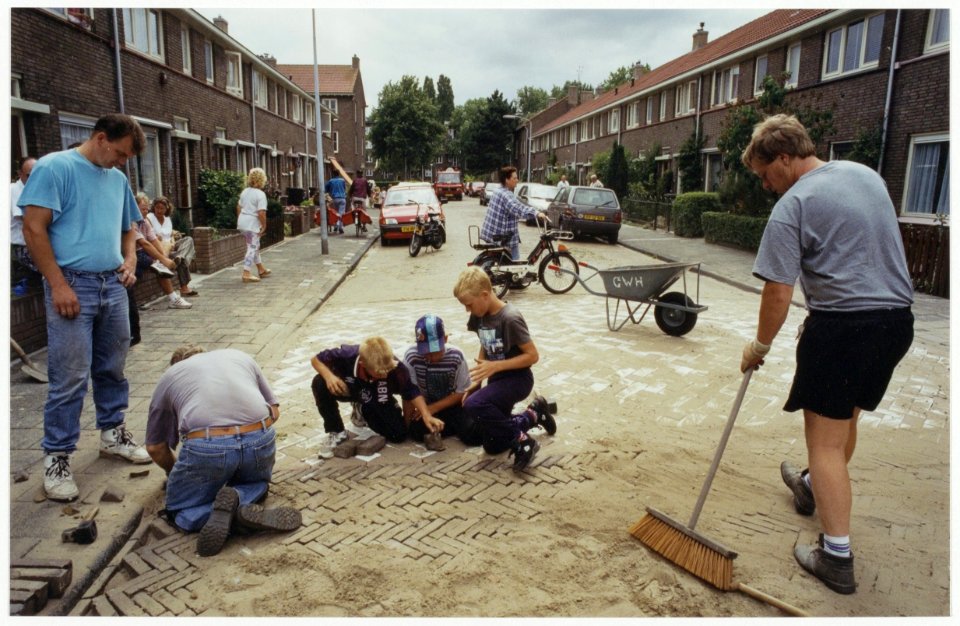 Bewoners leggen zelf verkeersdrempels aan omdat de gemeente de werkzaamheden pas voor 1998 op het programma had staan. NL-HlmNHA 54036155