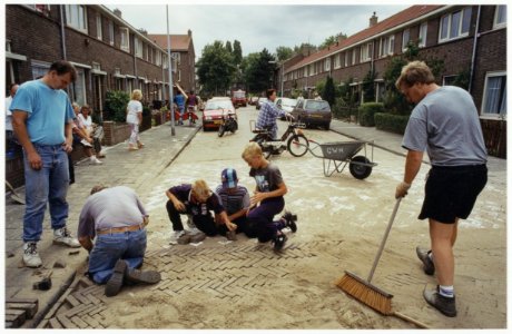 Bewoners leggen zelf verkeersdrempels aan omdat de gemeente de werkzaamheden pas voor 1998 op het programma had staan. NL-HlmNHA 54036155