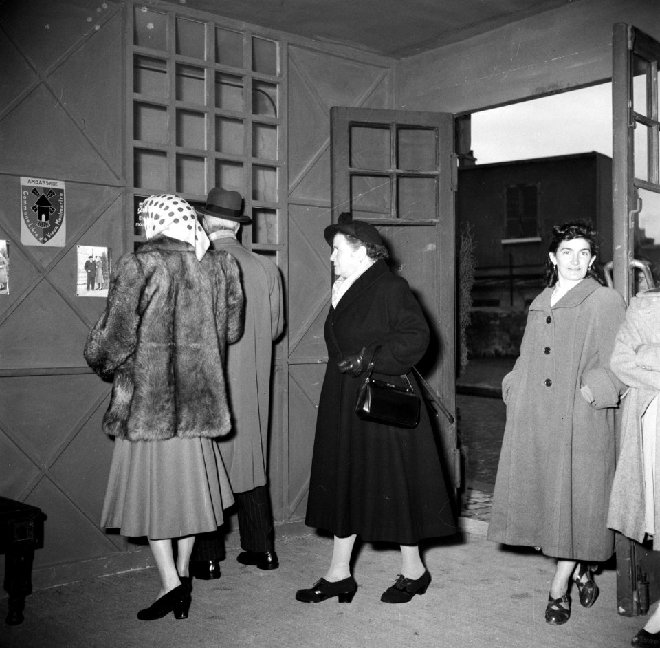 Bezoekers in de entree van het Historisch Museum, Bestanddeelnr 254-0076
