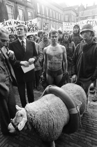 Bewoners Texel demonstreren in Den Haag voor verhoging dijken Wiegel bij man me, Bestanddeelnr 928-3835