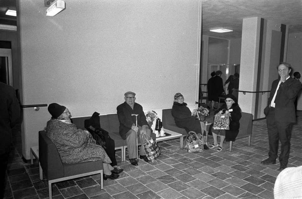 Bewoners van bejaardentehuis in Roeterstraat verhuizen na Flevohuis Amsterdam, Bestanddeelnr 925-2216