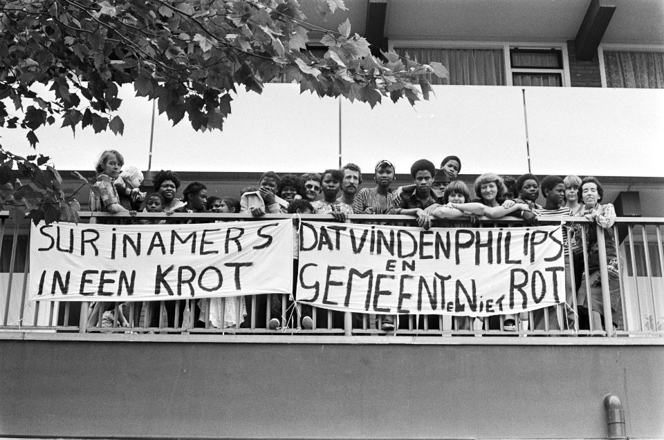 Bewoners Coenhotelflat (Amsterdam) protesteren tegen slechte huisvesting Surinam, Bestanddeelnr 929-2312