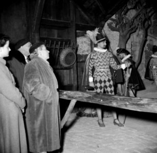 Bezoekers kijken naar een historisch tafereel in het museum, Bestanddeelnr 254-0083