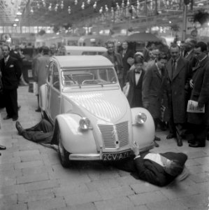 Bezoekers op de autotentoonstelling in RAI, Bestanddeelnr 909-3511