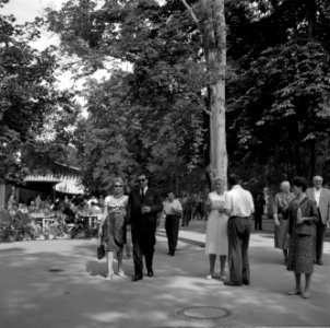 Bezoekers in het Kurpark van Bad Mergentheim, Bestanddeelnr 254-4580