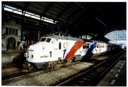 Bevrijdingstrein 1995 begint tournee in Haarlem. Viertje Mat '56 nr 763 op spoor 2 van het Haarlemse station, klaar om te vertrekken naar Rotterdam. NL-HlmNHA 54035266