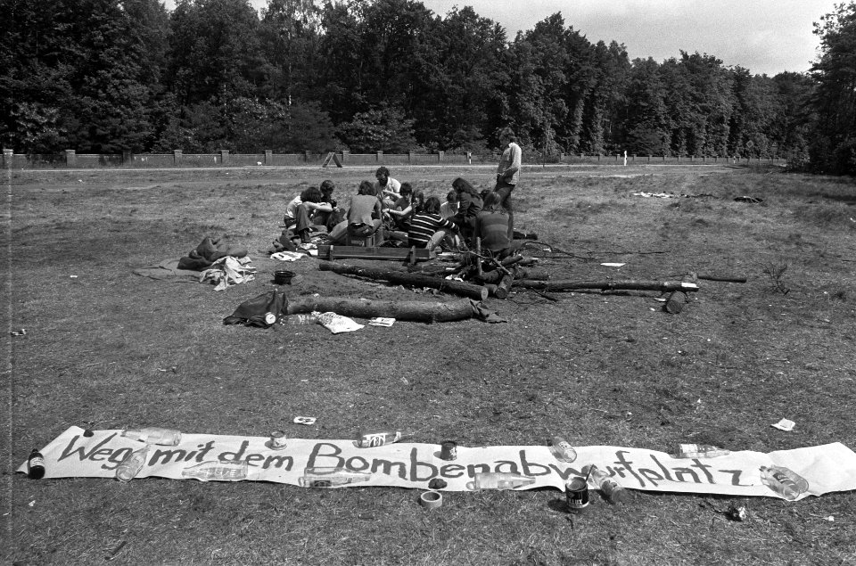Bewoners van Duitse plaatsje Nordhorn protesteren tegen NATO-vliegbasis, demonst, Bestanddeelnr 926-4912