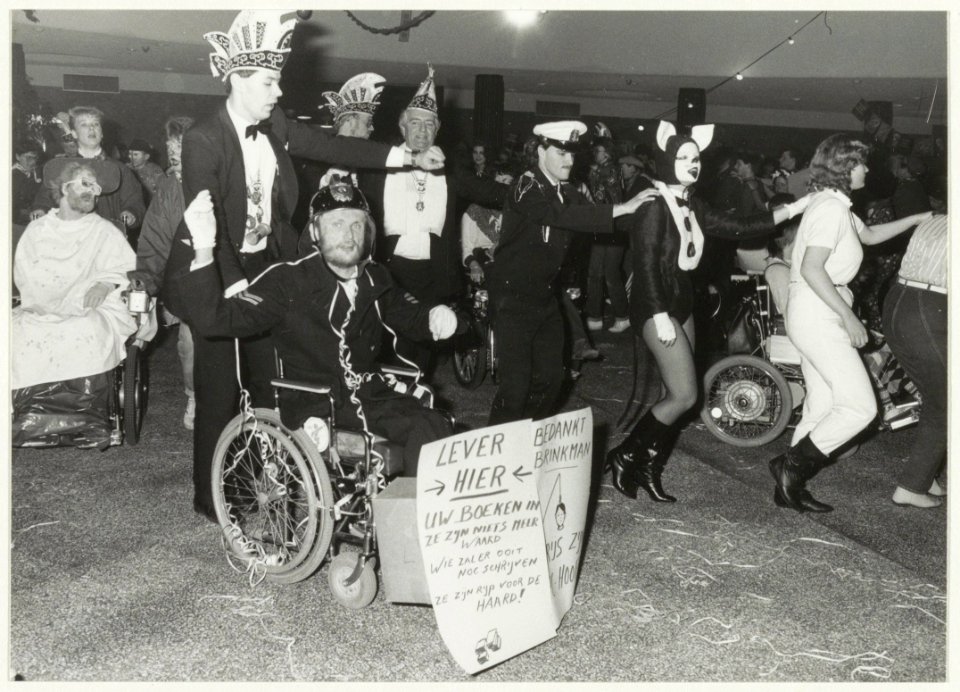 Bewoners van Nieuw Unicum vieren carnaval. NL-HlmNHA 54016640