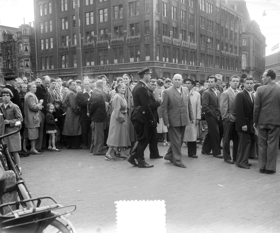 Bevrijdingsrelletjes op de Dam. Communisten plaatsen bij het Nationale Herdenki…, Bestanddeelnr 905-7058
