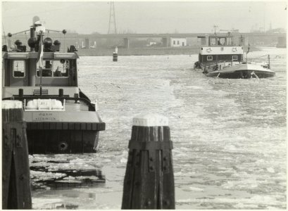 Bevroren Zijkanaal C met links ijsbreker de Swift
