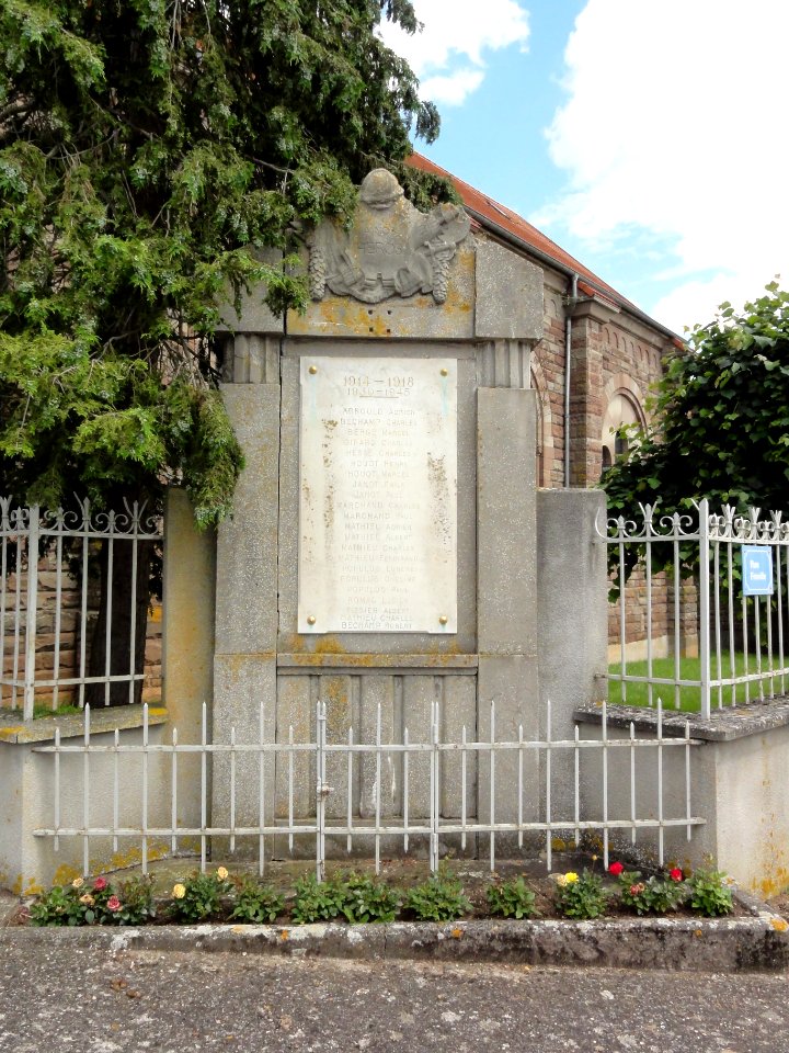 Bezange-la-Grande (M-et-M) monument aux morts près de l'église