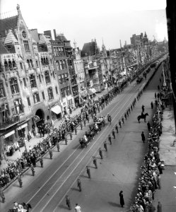 Bezoek Zweedse Koningspaar Amsterdam, eerste dag, overzicht Damrak, Bestanddeelnr 907-0954