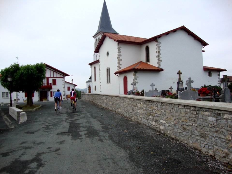 Beyrie-sur-Joyeuse (Pyr-Atl, Fr) L'église avec vue sur le cimetière
