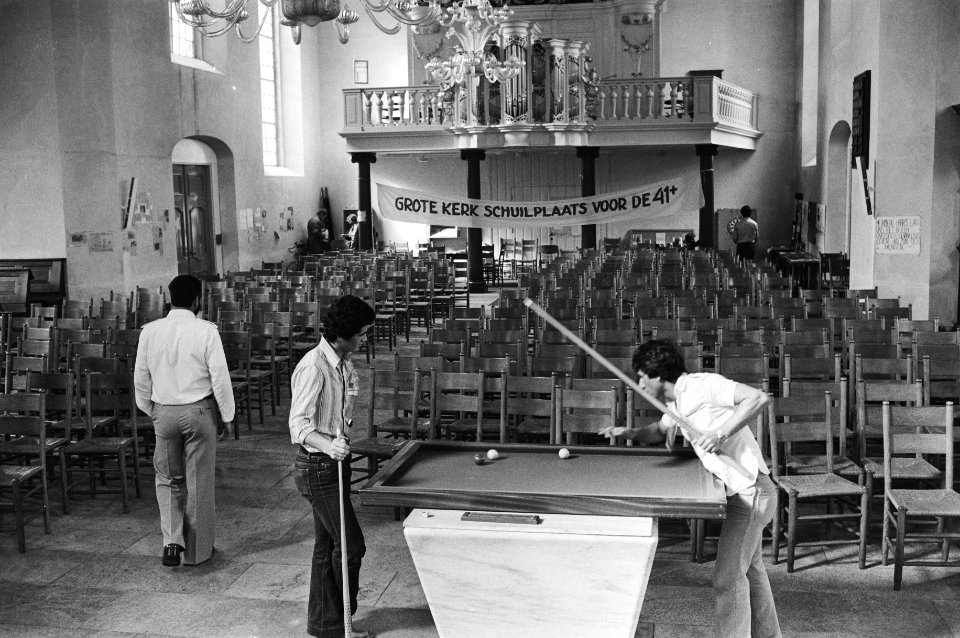 Bezetters tijdens een spelletje biljart in de kerk een spandoek Grote Kerk sc, Bestanddeelnr 930-4512