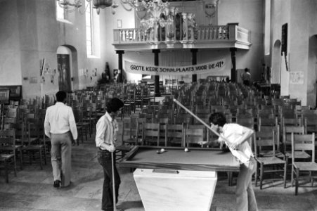Bezetters tijdens een spelletje biljart in de kerk een spandoek Grote Kerk sc, Bestanddeelnr 930-4512
