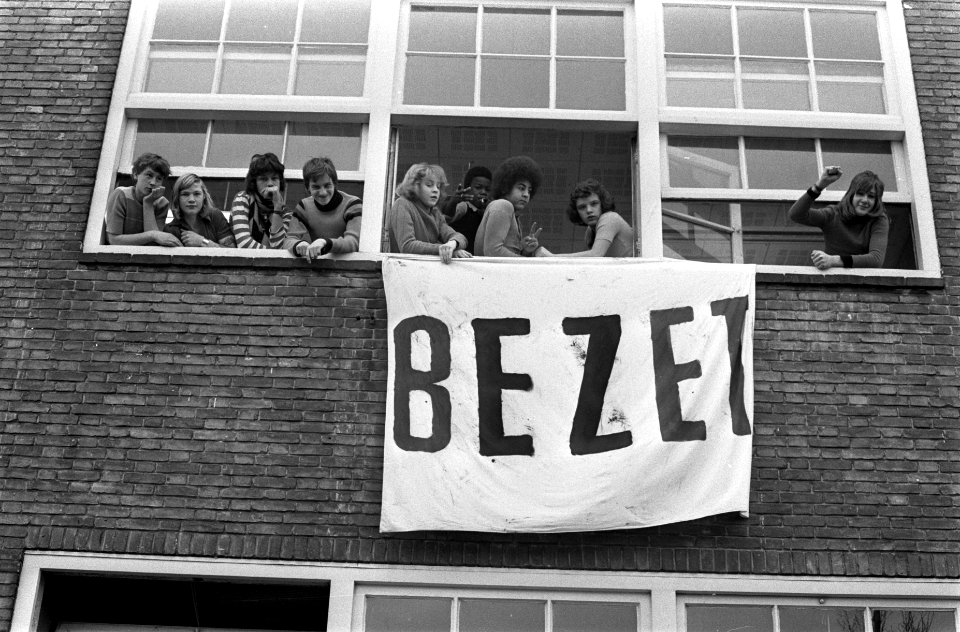 Bezetters voor de ramen van het bezette pand, Bestanddeelnr 926-9832