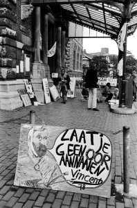Bezetters voor de gesloten ingang met spandoeken, o.a. Laat je geen oor aannaai, Bestanddeelnr 930-3315