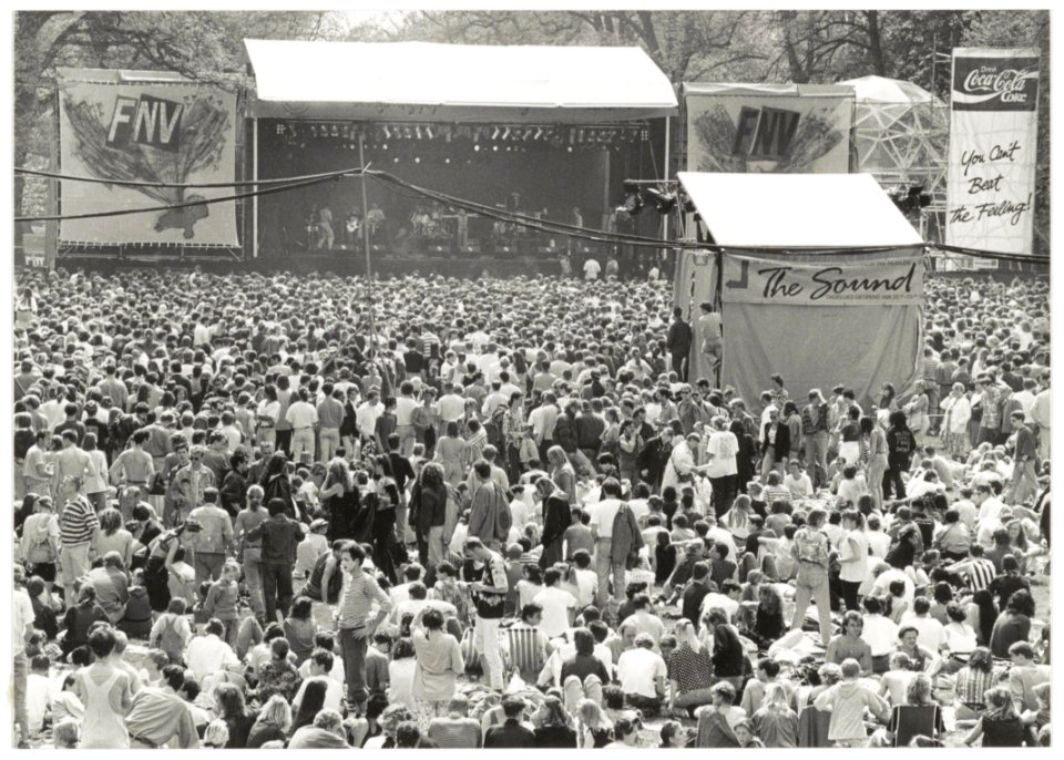Bevrijdingspop op het Vlooienveld in de HaarlemmerhoutPaviljoenslaan. NL-HlmNHA 54034009