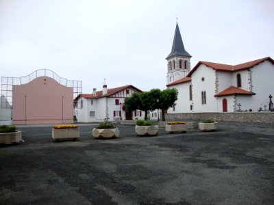 Beyrie-sur-Joyeuse (Pyr-Atl, Fr) La place, fronton, église