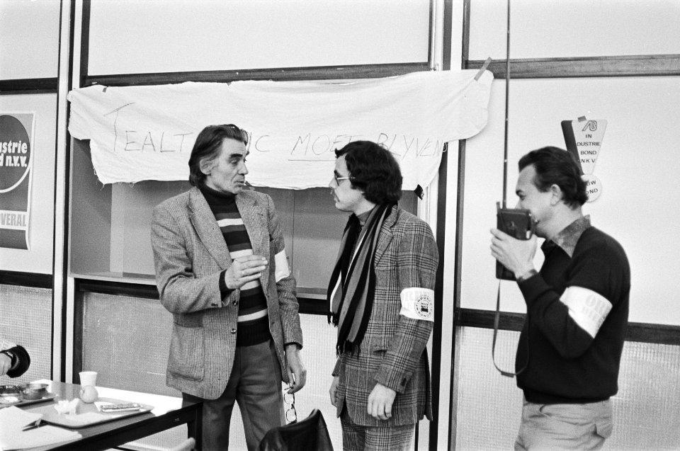 Bezetting bedrijf Tealtronic de twee actieleiders Jan Peters (l) van industrieb, Bestanddeelnr 928-9686