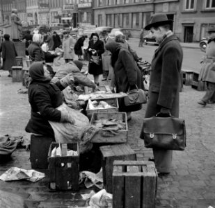 Bezoekers bekijken de koopwaar op de vismarkt in Kopenhagen op de achtergrond he, Bestanddeelnr 252-8837 photo
