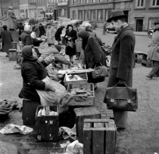 Bezoekers bekijken de koopwaar op de vismarkt in Kopenhagen op de achtergrond he, Bestanddeelnr 252-8837