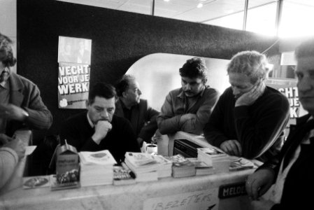 Bezetters luisteren via de radio naar de Kamercommissievergadering over RDM, Bestanddeelnr 932-5466